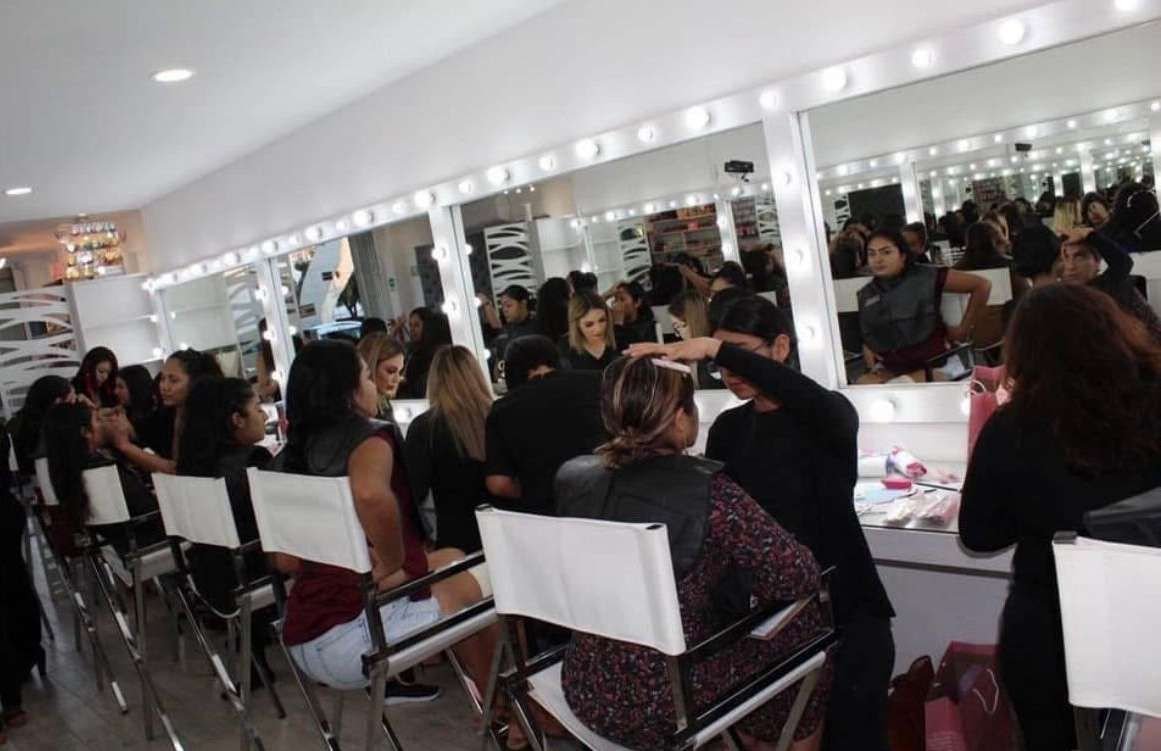 Alumnas practicando en el estudio de Cassandra Cassou