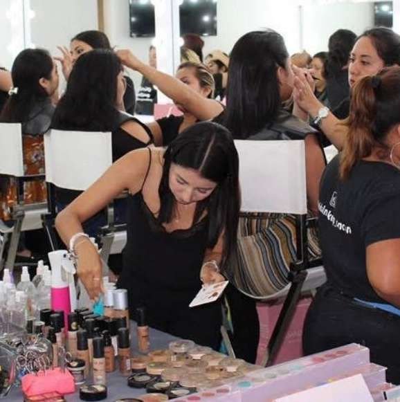 Alumnas practicando con productos profesionales