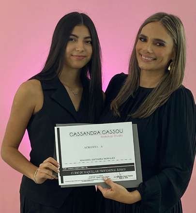 Cassandra Cassou entregando un reconocimiento a una alumna