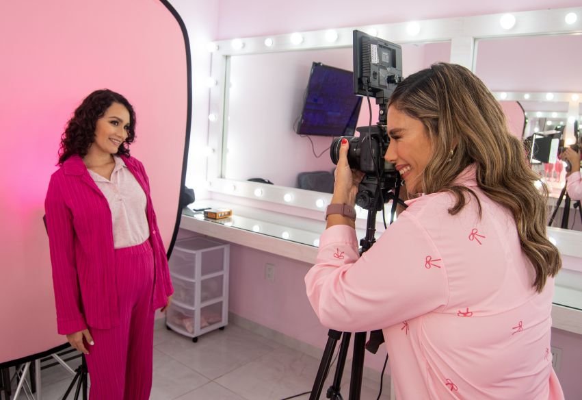 Cassandra Cassou fotografiando a una alumna en el estudio