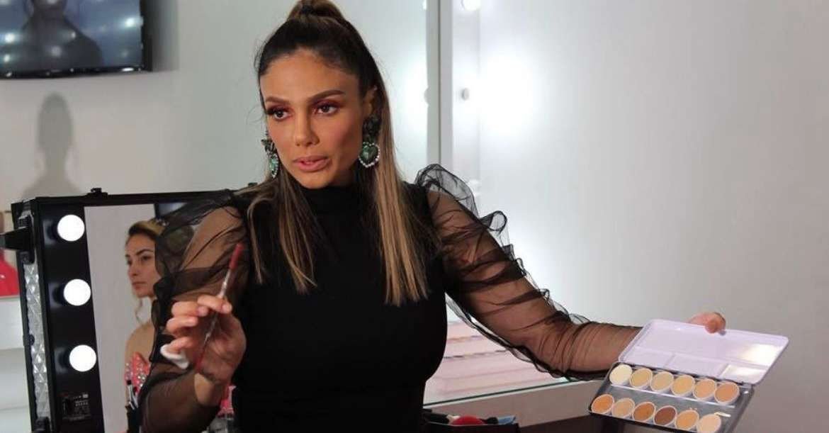 Cassandra Cassou maquillando con paleta de correctores