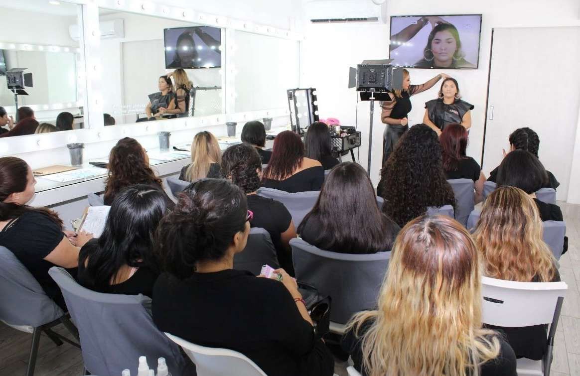 Clase en el estudio con alumnas observando una demostración