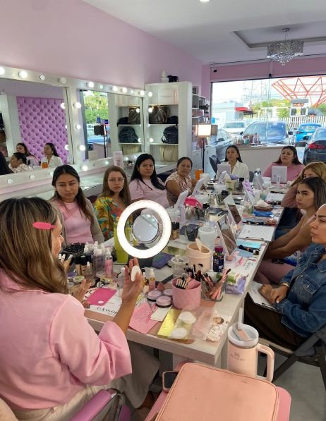 Alumnas practicando en el estudio